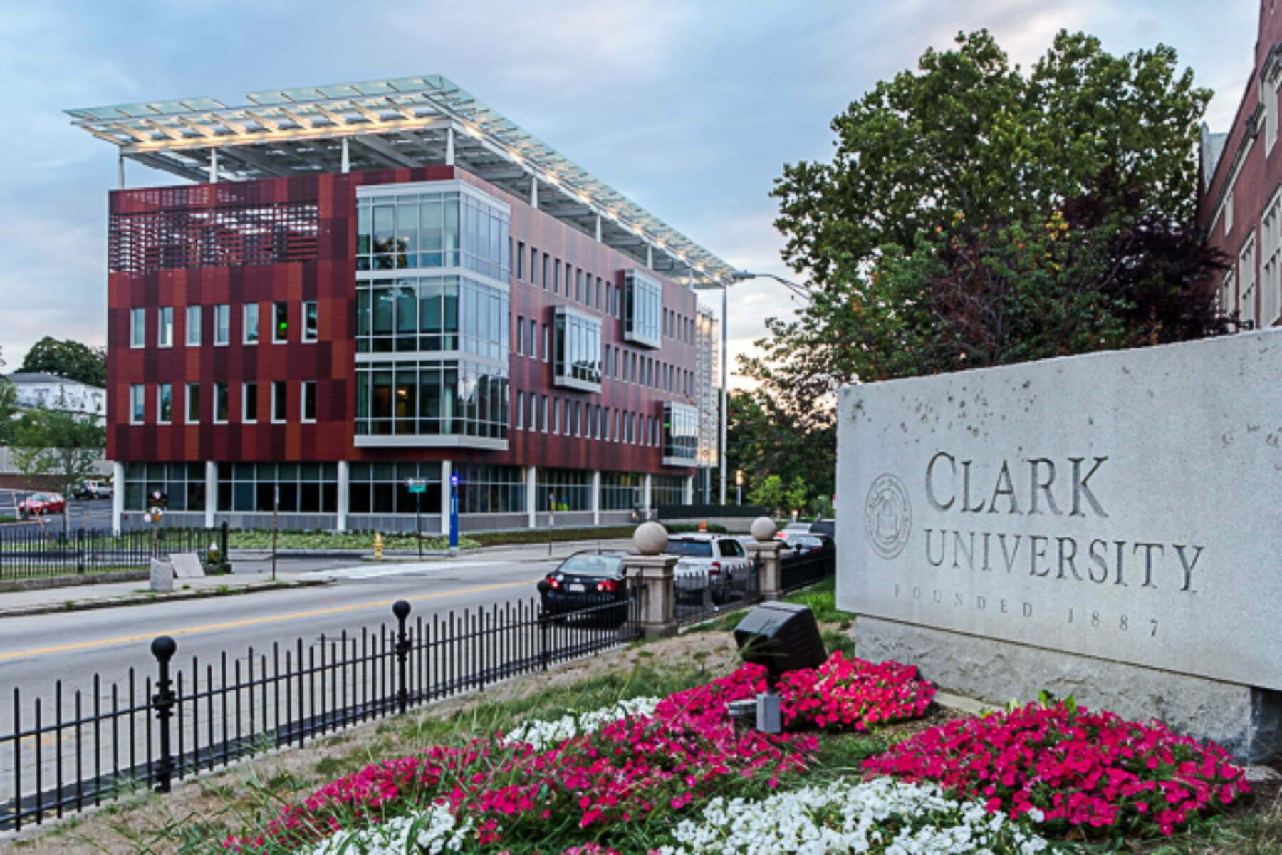 Uni one. Университет Кларка США. Clark University. Clark University фор,с. University of Worcester Campus.